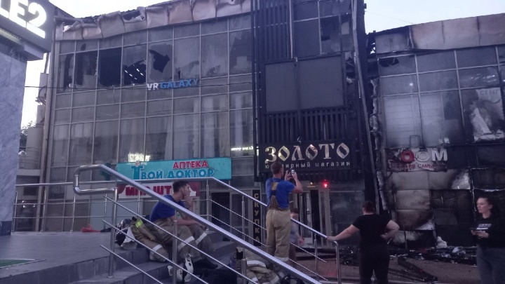В Белореченске загорелся торговый центр с двумя зоомагазинами