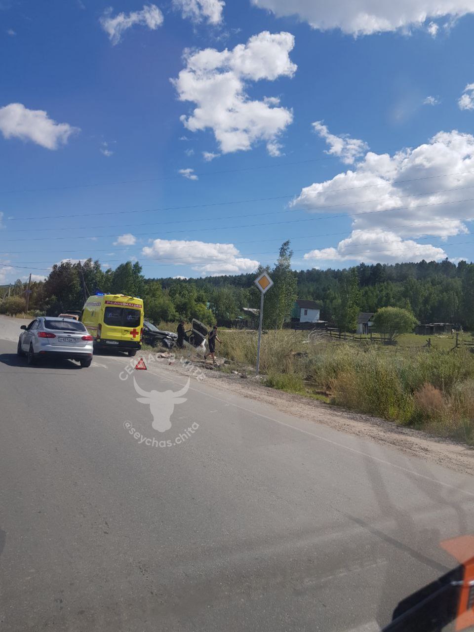 Два автомобиля слетели в кювет после столкновения под Читой