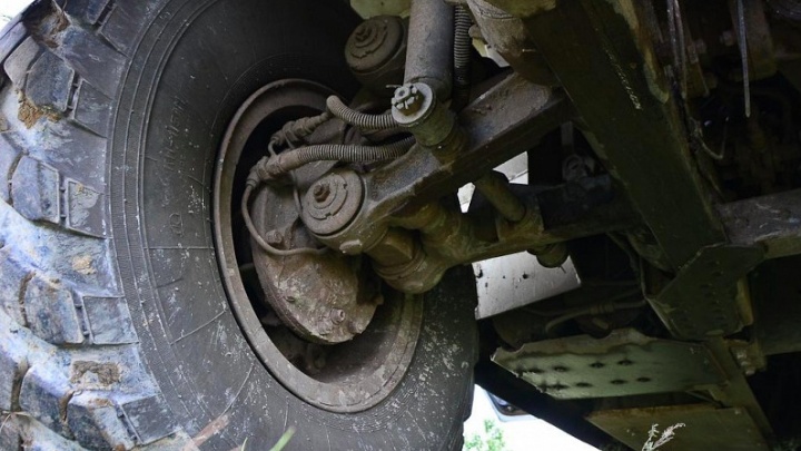 «Суровые дороги Сургута»: у маршрутки лопнуло колесо по дороге в аэропорт