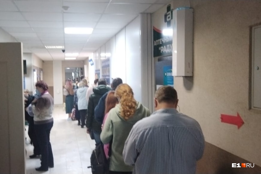 «Врача так и не дождался»: в Екатеринбурге снова выстроились длиннющие очереди в поликлиниках