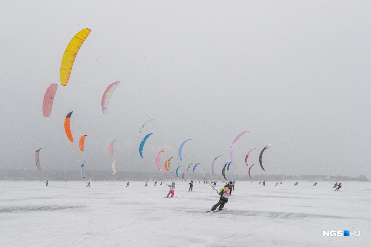 В Новосибирске прошли соревнования по сноукайтингу и зимнему виндсерфингу