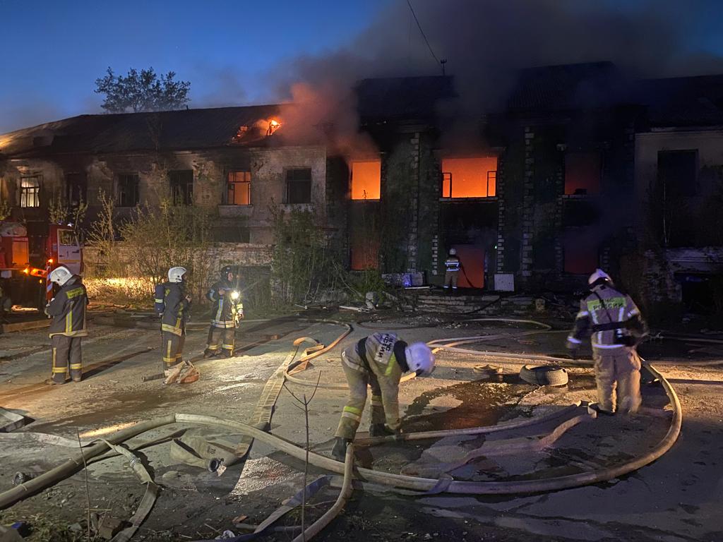 Пламя вырывалось из окон. На Эльмаше 40 человек всю ночь тушили гигантский пожар. Видео