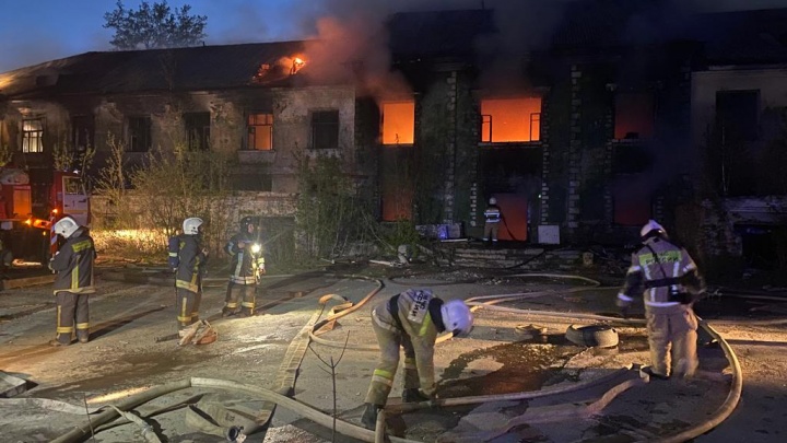 Пламя вырывалось из окон. На Эльмаше 40 человек всю ночь тушили гигантский пожар. Видео