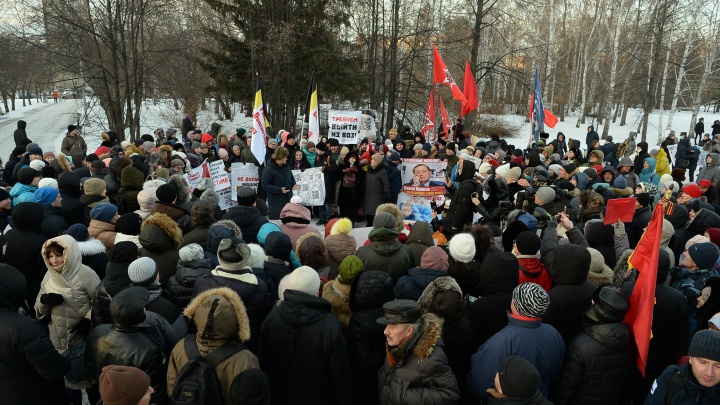 «Маски — способ порабощения людей». Сотни екатеринбуржцев вышли на самый массовый митинг против QR-кодов