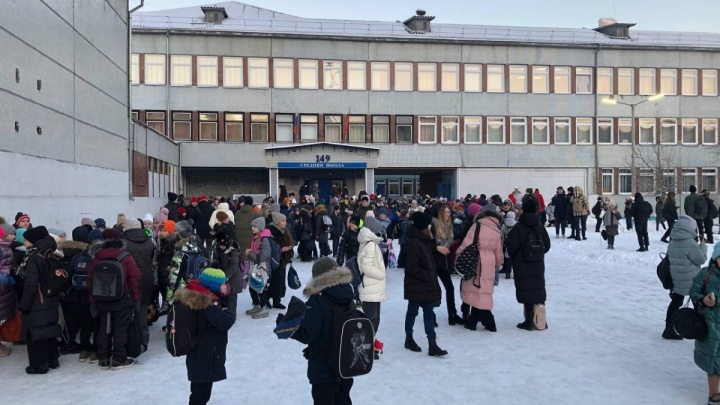 «Началась давка»: родители красноярских школьников пошли в прокуратуру из-за плохо организованных эвакуаций