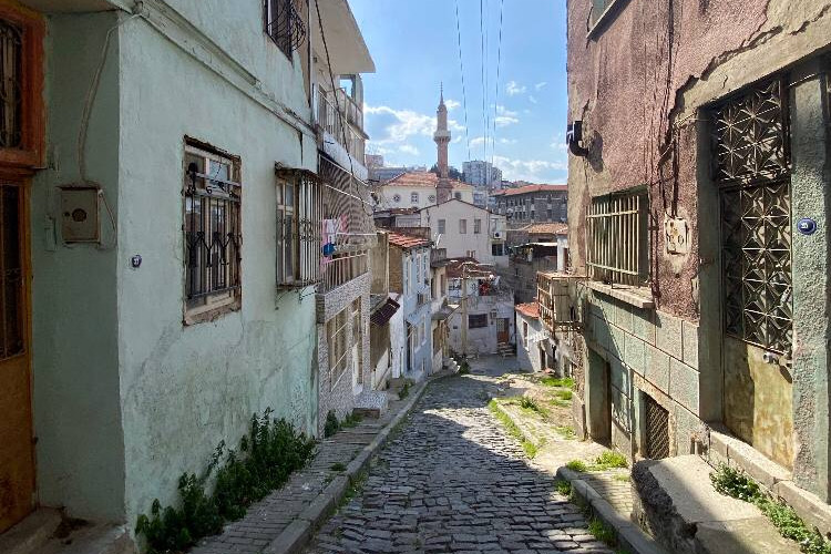 Старинные узкие улочки Измира Старинные узкие улочки Измира