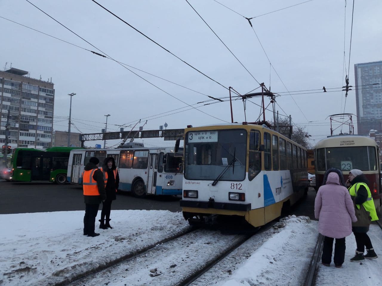 Трамваи и троллейбусы в пробке: напротив ж/д вокзала в Екатеринбурге произошел транспортный коллапс