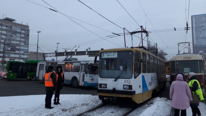 Трамваи и троллейбусы в пробке: напротив ж/д вокзала в Екатеринбурге произошел транспортный коллапс
