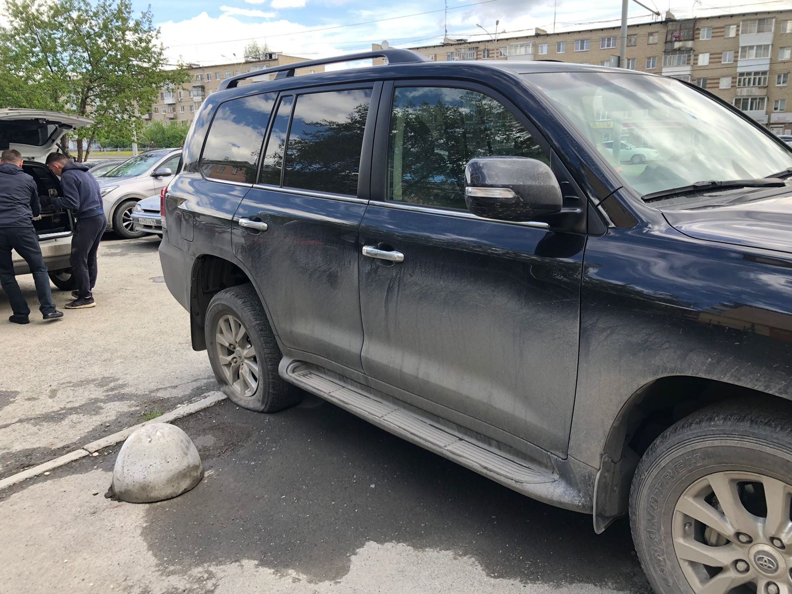 Колесо вспороли ножом Колесо вспороли ножом