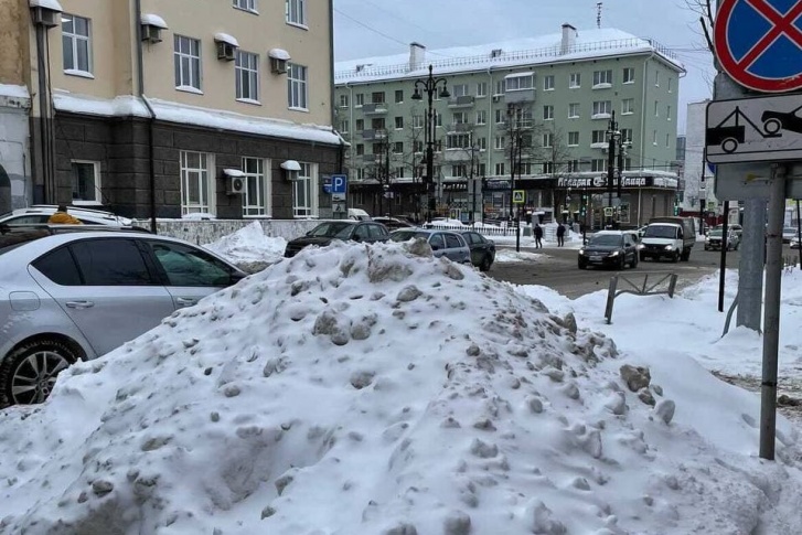 Снег с дорог нередко сваливают на парковочные места и тротуары Снег с дорог нередко сваливают на парковочные места и тротуары