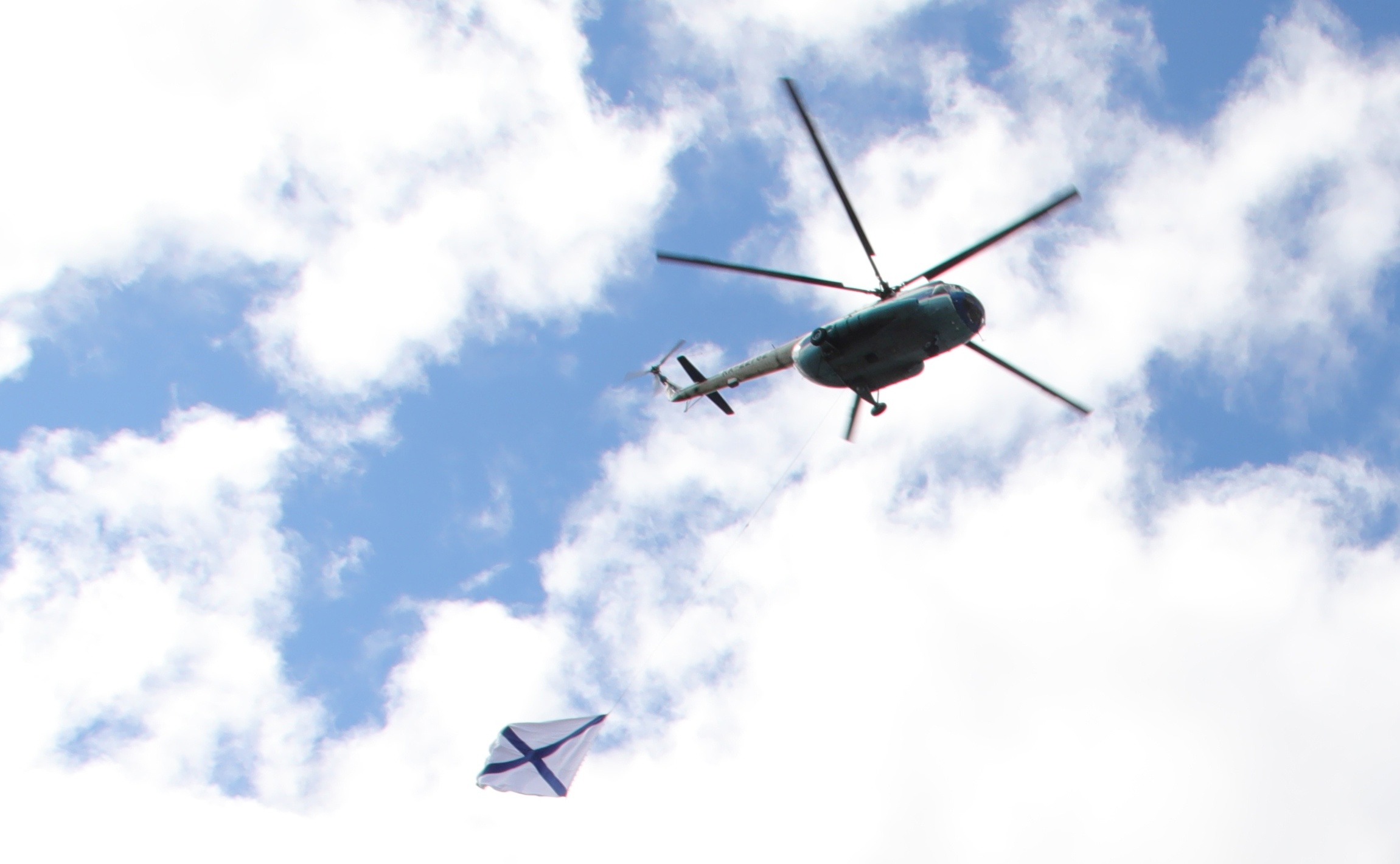 В воздухе кружил вертолет <nobr class="_">Ми-8</nobr> с Андреевским флагом