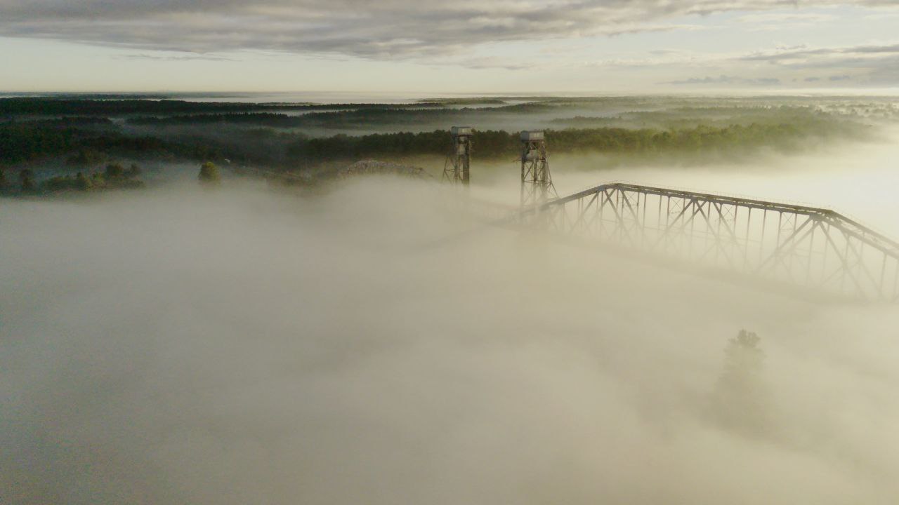 Туман туман густая пелена. Густой туман. Санкт-Петербург туман. Туман на Неве мост. Крымский мост в тумане.