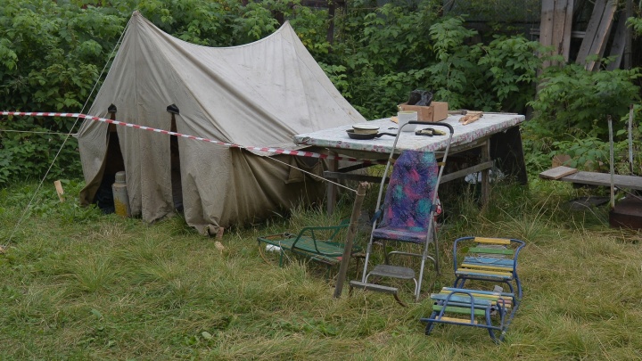 Кто-то снял жилье, а кто-то поставил палатку: куда съехали жильцы аварийного дома на Северодвинской
