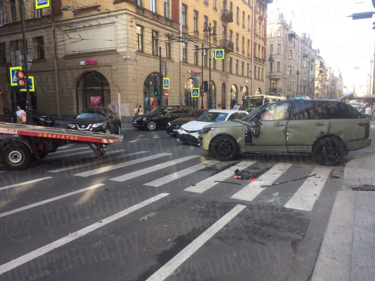 Перевертыш организовал пробку на Петроградской. Опрокинутый Range Rover  увезли | 17.08.2022 | Санкт-Петербург - БезФормата