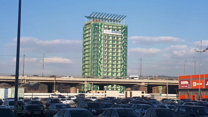 Многоэтажку у Фрунзенского моста с видом на Омь ввели в эксплуатацию