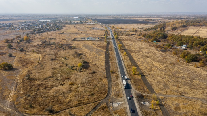 Под Волгоградом узкая трасса через Волго-Ахтубинскую пойму парализована пробкой
