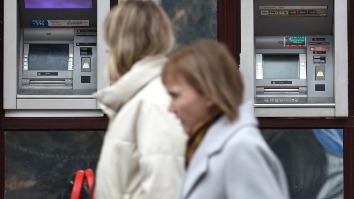 Прощай, культ наличности. Почему в России исчезают банкоматы
