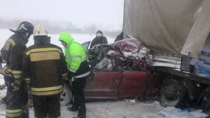 Водитель погиб на месте: под Волгоградом столкнулись еще четыре автомобиля