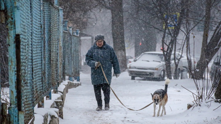 Сильный снегопад в Нижнем Новгороде. Смотрим на заснеженный город и людей