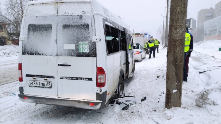 В Архангельске автобус врезался в столб. Пострадал пассажир