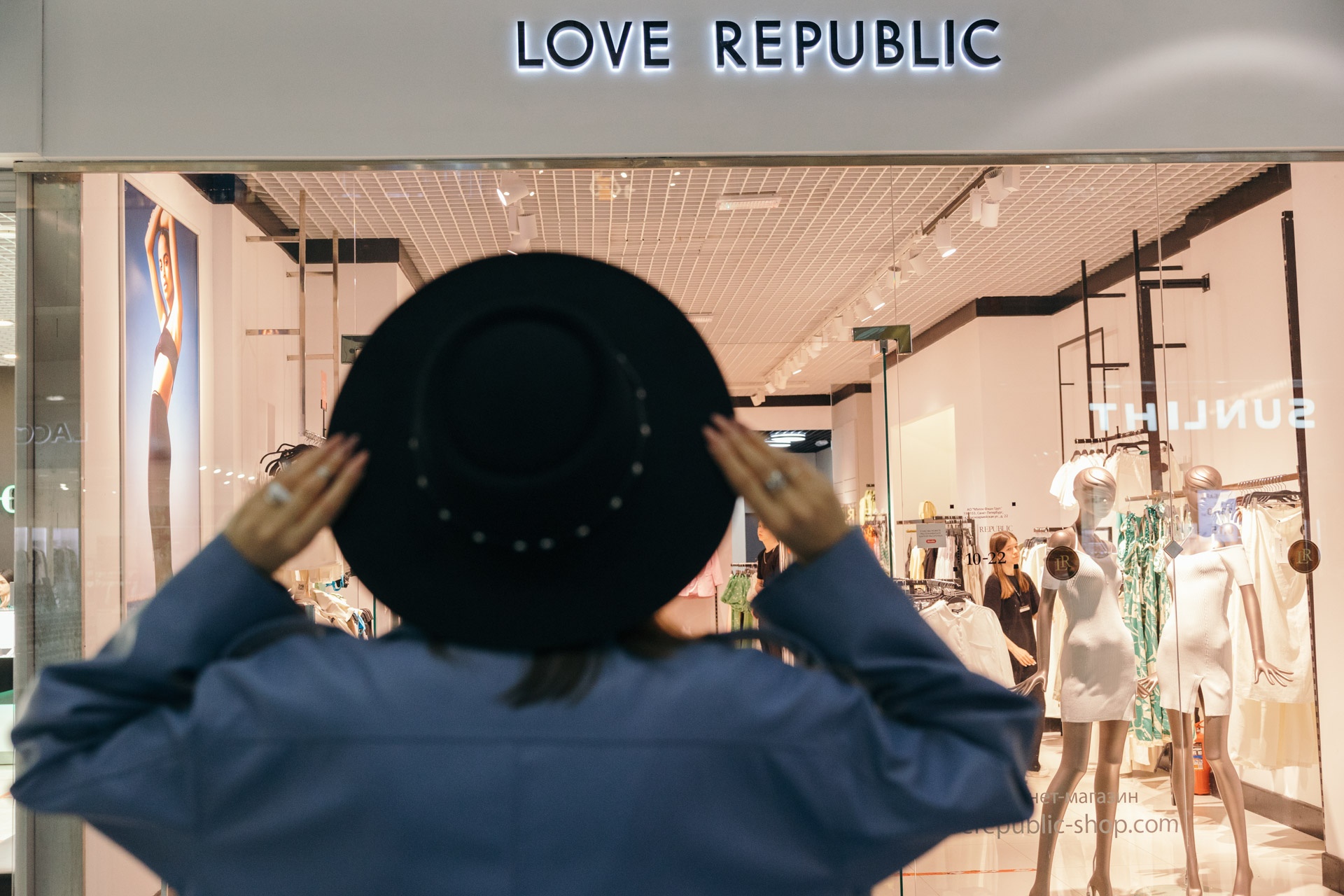 В Love Republic стилист выбрала трендовые джинсы и платок — взрыв из 2000-х