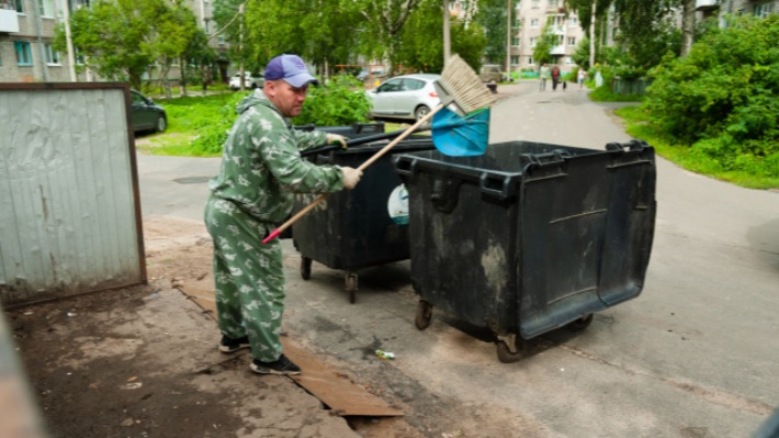 «Гадят в основном деревенские»: читатели 29.RU спорят, кто виноват, что во дворах так грязно