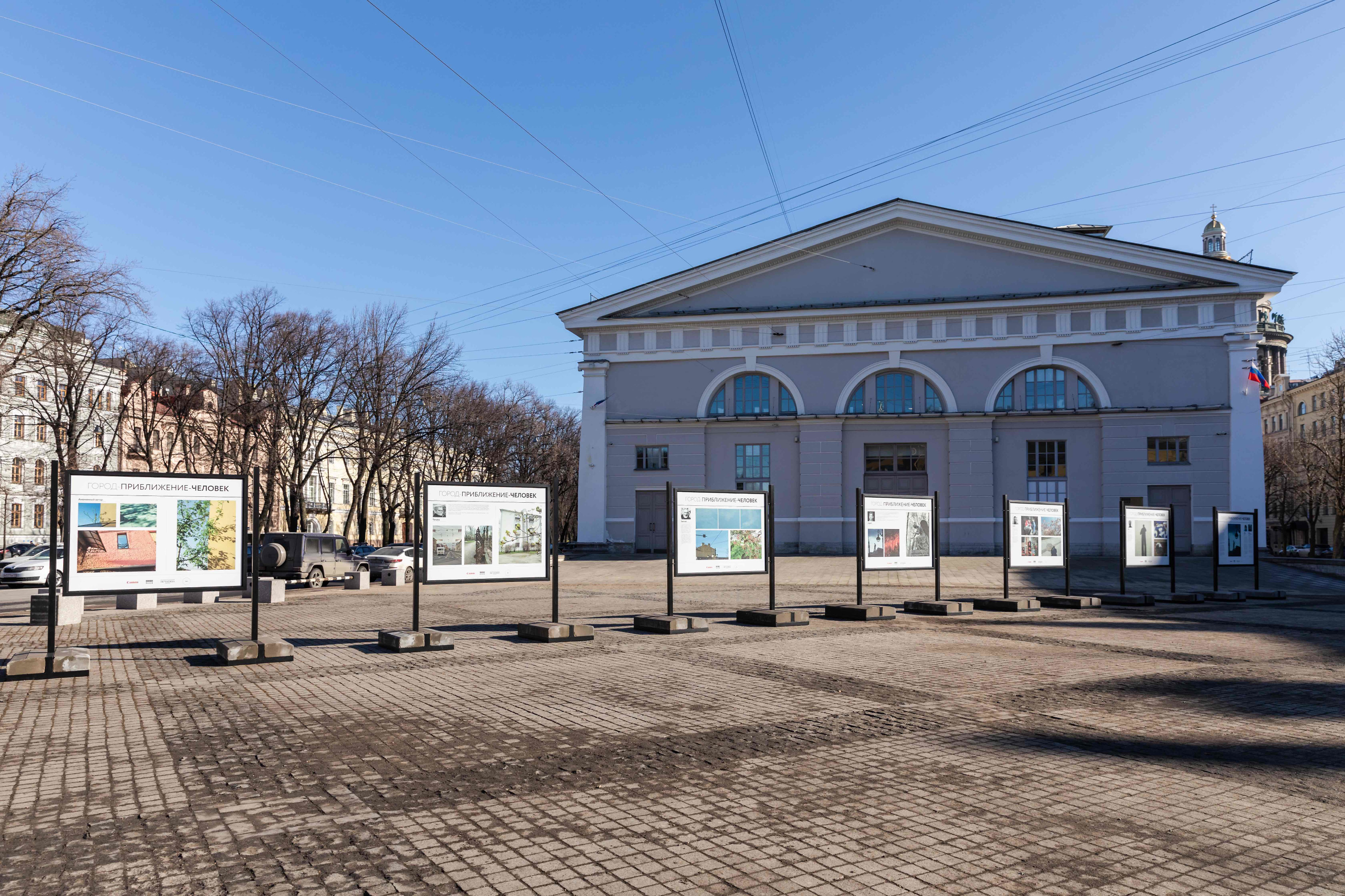 У стен Манежа открылась уличная фотовыставка подопечных «Ночлежки» |  21.03.2022 | Санкт-Петербург - БезФормата