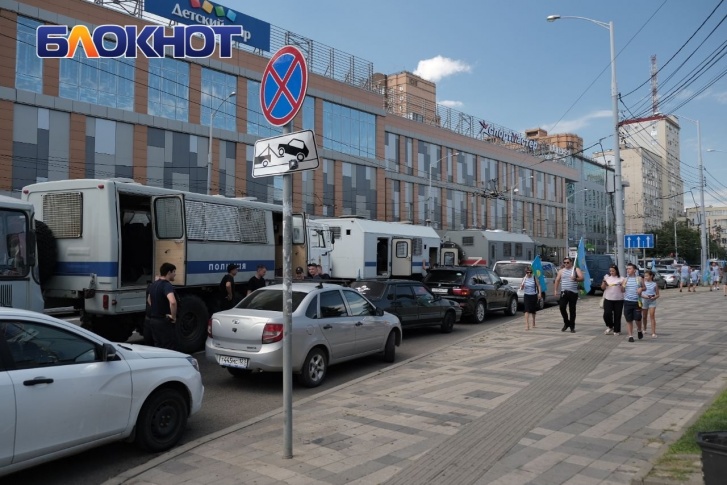 Автозаки полиции и Росгвардии у торгового центра «Галерея» Автозаки полиции и Росгвардии у торгового центра «Галерея»