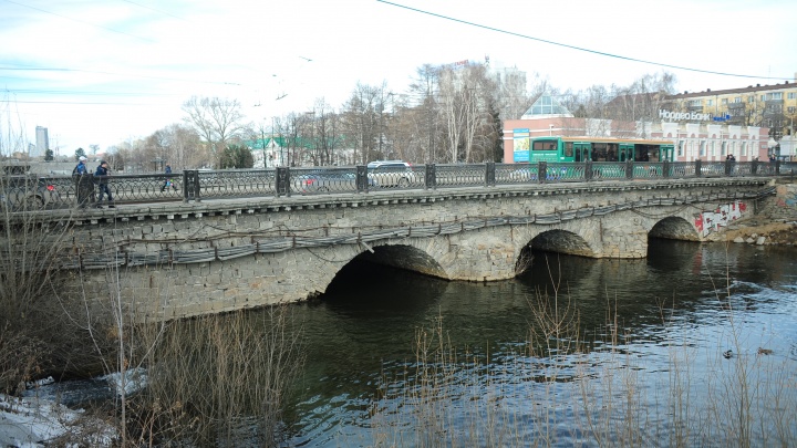 Движение встанет на четыре месяца: стало известно, когда начнут реконструкцию Каменного моста на Малышева