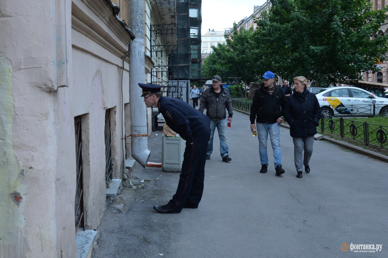 К петербургским активистам во время ПМЭФ пришла полиция. Но ей никто не открыл
