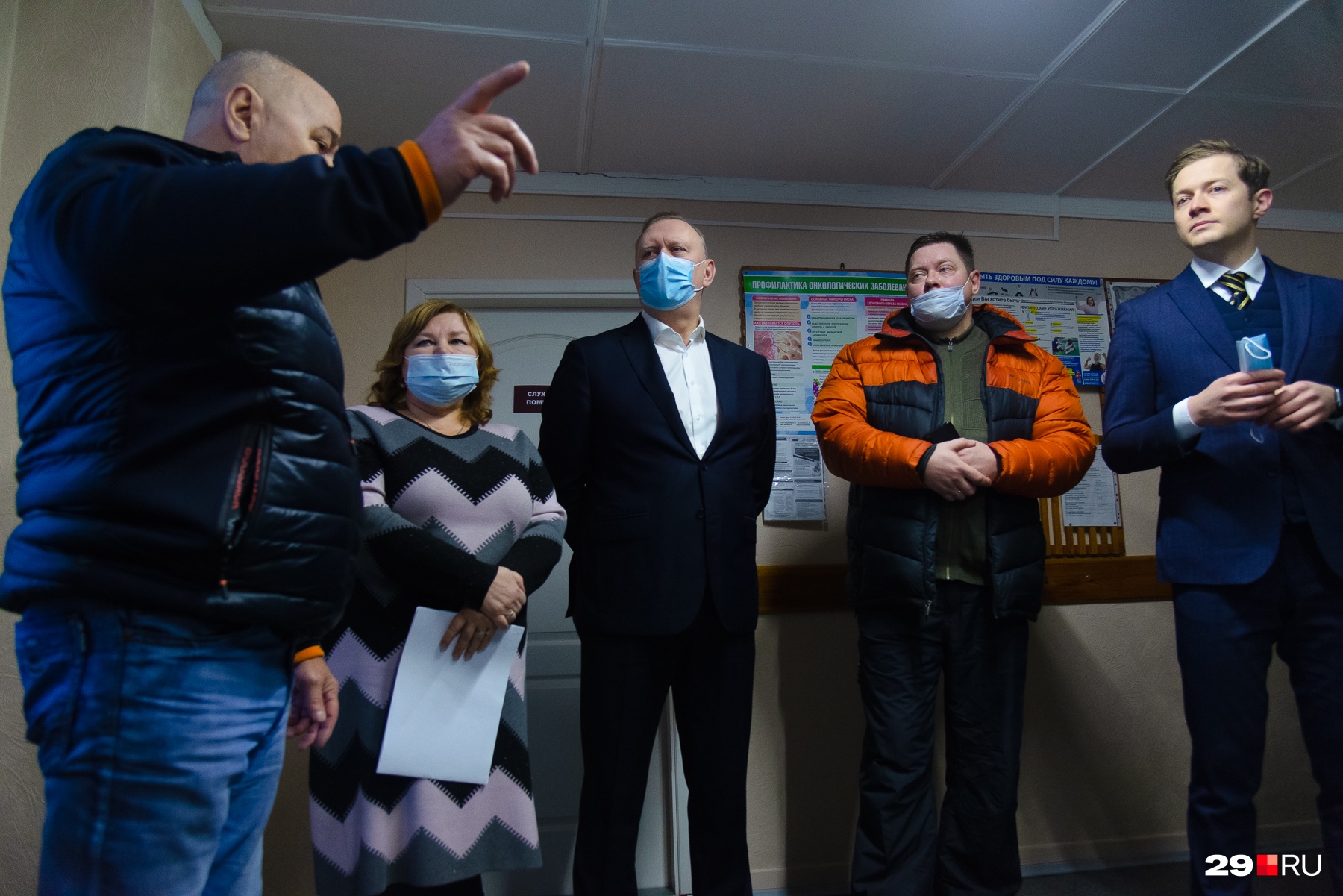 Чиновники попытались успокоить местное население, но люди не стали скрывать эмоций от накопившихся за многие годы проблем Чиновники попытались успокоить местное население, но люди не стали скрывать эмоций от накопившихся за многие годы проблем