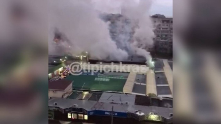 В Краснодаре утром сгорело здание на рынке в микрорайоне Гидростроителей