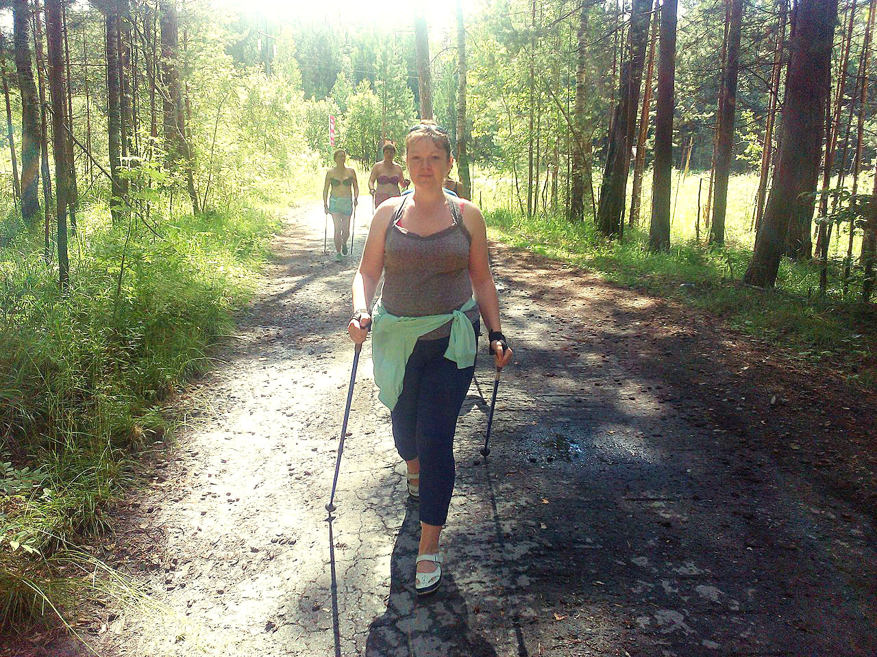 Скандинавская ходьба по лесу особенно полезна