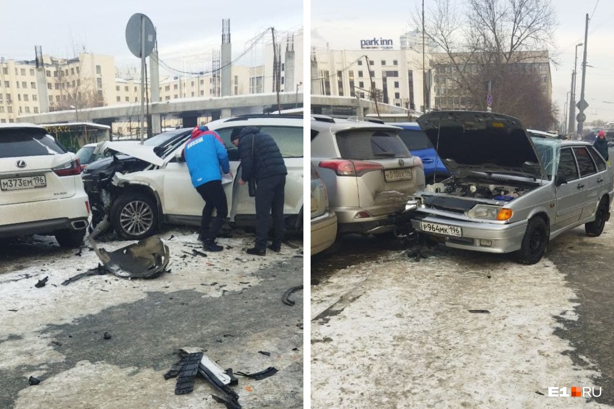 В центре Екатеринбурга два авто снесли припаркованные у ТЦ «Антей» внедорожники