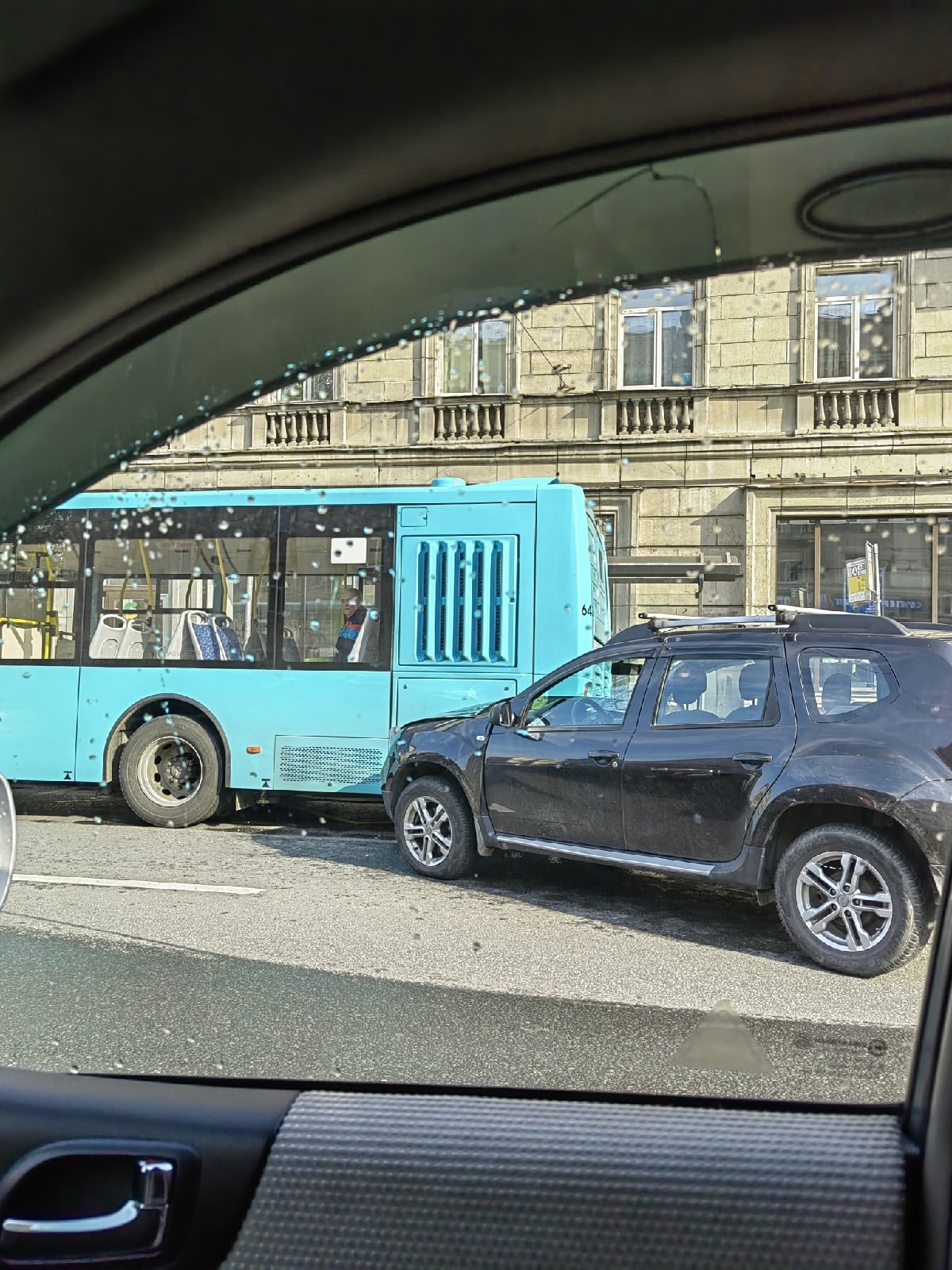 Рено» догнал автобус на остановке у метро «Новочеркасская» | 12.07.2022 |  Санкт-Петербург - БезФормата