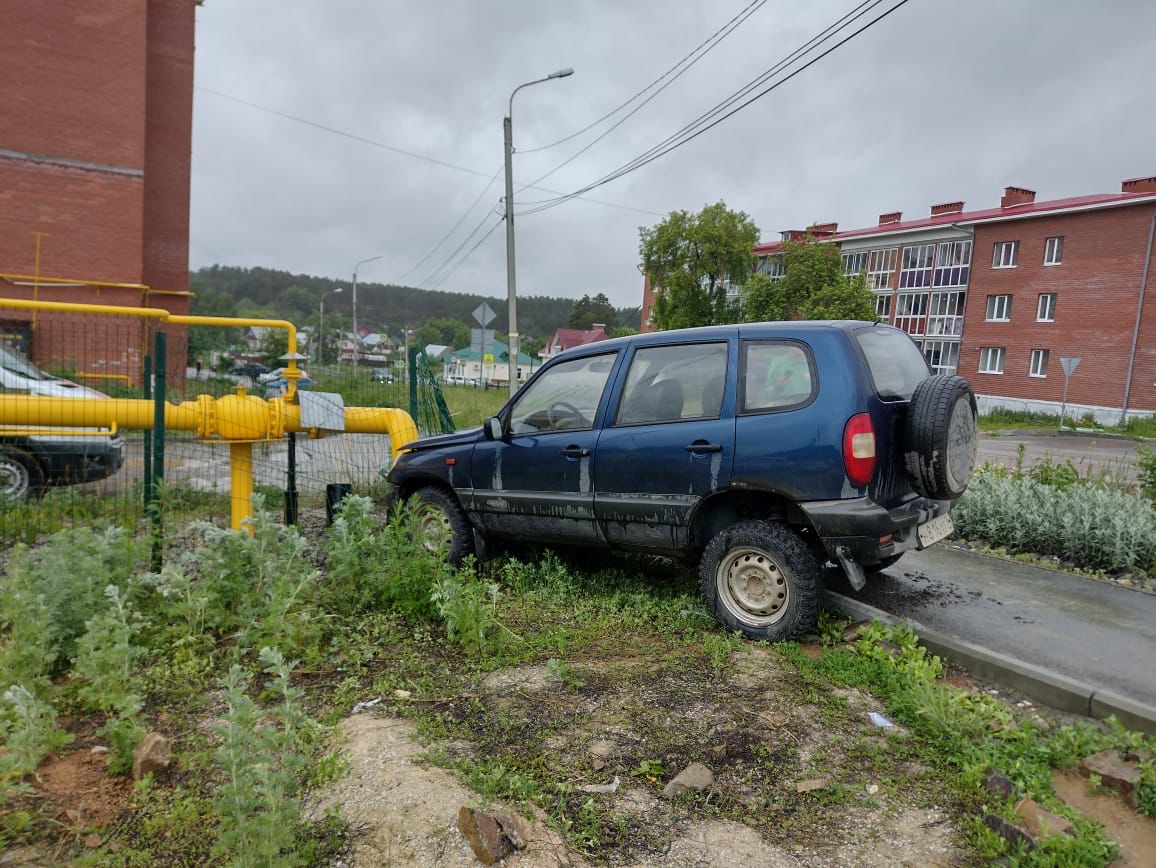 На Урале водитель «Нивы» влетел в газовую станцию и умер