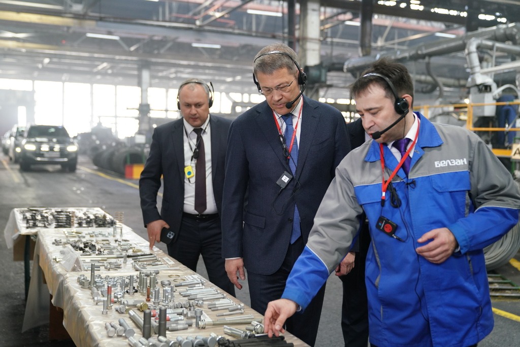 Завод производит изделия для автомобилей Завод производит изделия для автомобилей