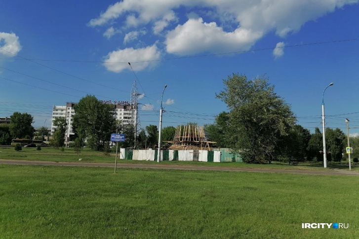 Строящаяся на Байкальском кольце в Иркутске стела «Город трудовой доблести», июнь 2022 года