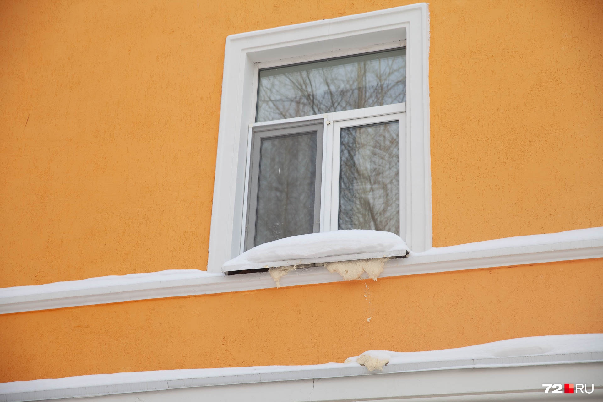 Связано ли это с капремонтом — неизвестно, но кто-то спешно решил задействовать монтажную пену, чтобы устранить щели в окне