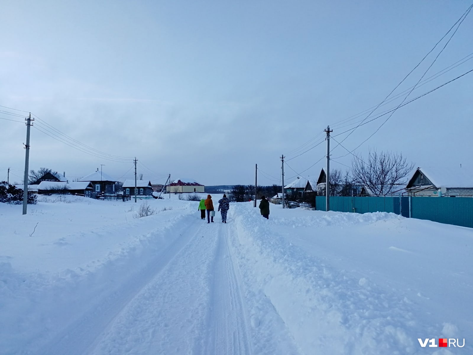 Полиция продолжает осматривать дома и опрашивать местных жителей Полиция продолжает осматривать дома и опрашивать местных жителей