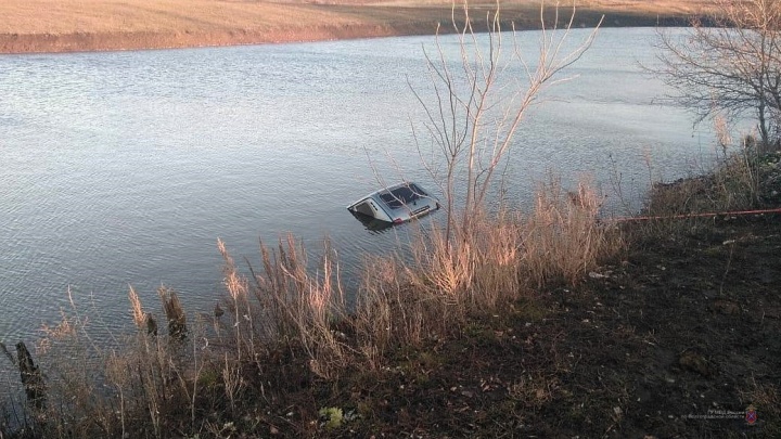 В Волгоградской области нашли утонувшую в пруду «Ниву» с водителем в салоне