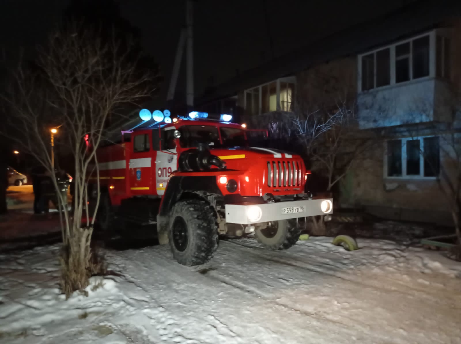 В Екатеринбурге соседи спасли из горящего дома 90-летнюю бабушку