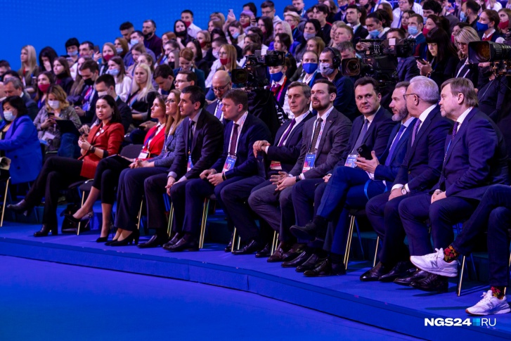 Красноярские чиновники и политики на экономическом форуме в 2022 году Красноярские чиновники и политики на экономическом форуме в 2022 году