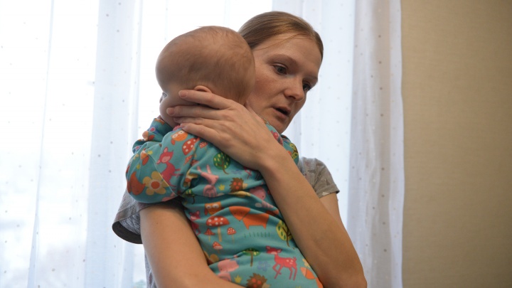 На Урале учительницу с грудным ребенком выселяют из квартиры за долг, о котором она даже не знала