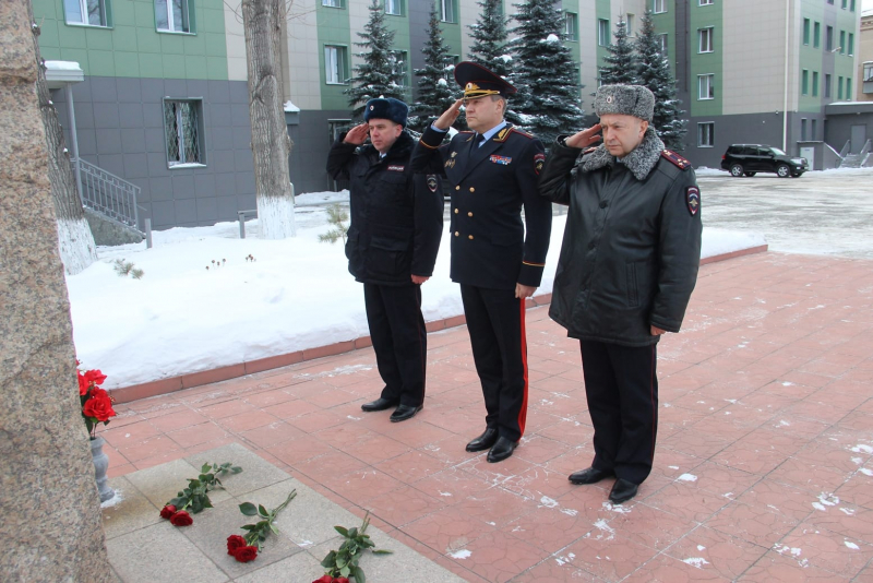 Генерал возложил цветы на мемориалах при отделах полиции