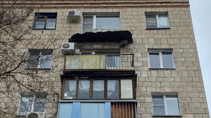В Волгограде обрушился балкон в семиэтажном доме на проспекте Ленина