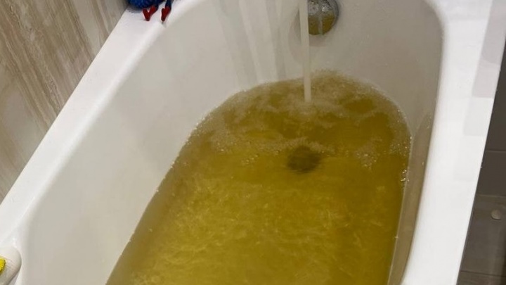 Теплоснабжающая компания ответила на жалобы челябинцев на грязную горячую воду из-под крана