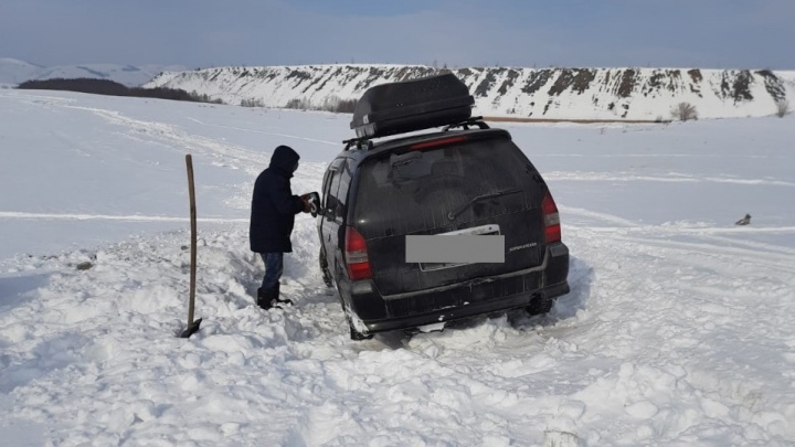 В Башкирии десятки автомобилей и автобус с детьми оказались в снежном плену