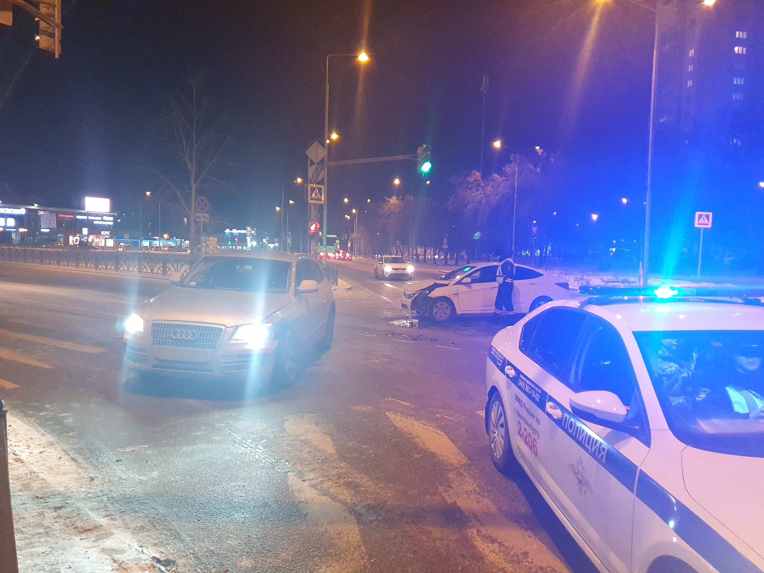 В Екатеринбурге таксист не уступил дорогу и устроил ДТП: в больницу попал его 11-летний пассажир