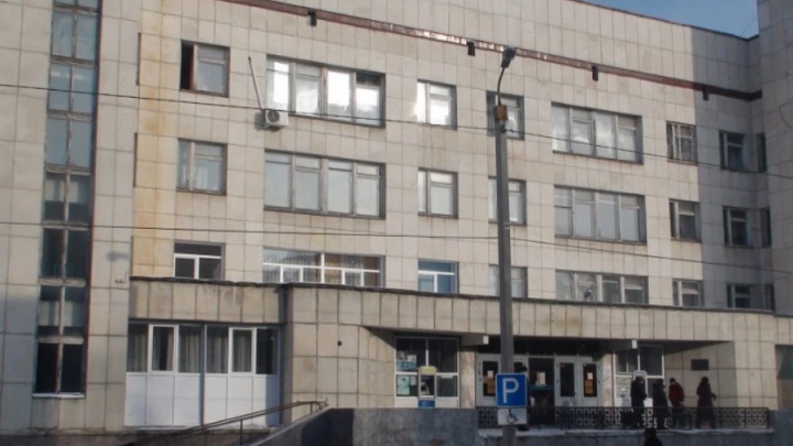 В Челябинске возле поликлиники скончался пожилой пациент